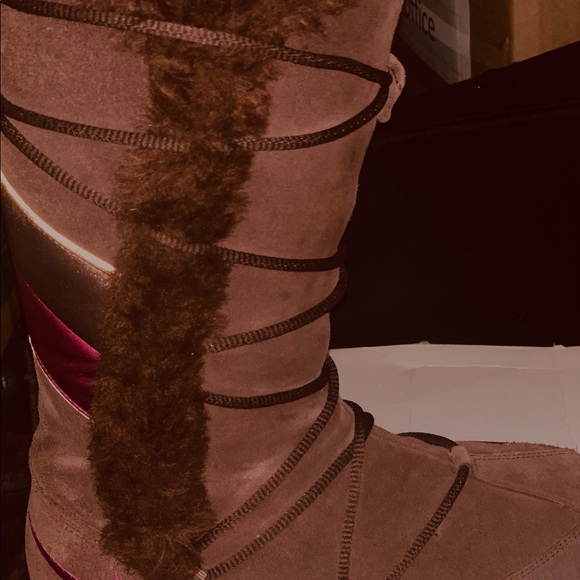 Woman’s sz 7 Nike Boots - Picture 2 of 4